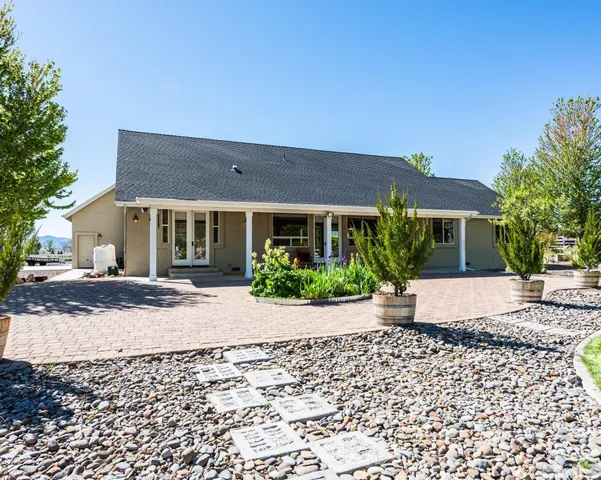 a view of a garden with lawn chairs