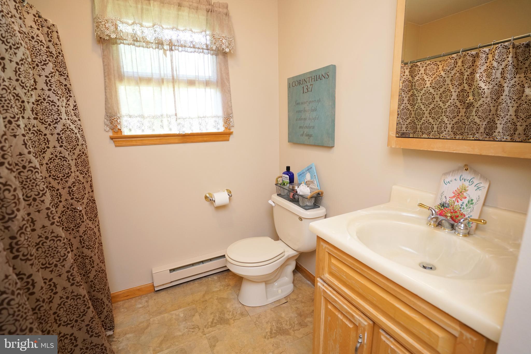 3275 Jacoby Road Coopersburg, PA 18036 - Photo 15 of 40 Full Bathroom - in hallway