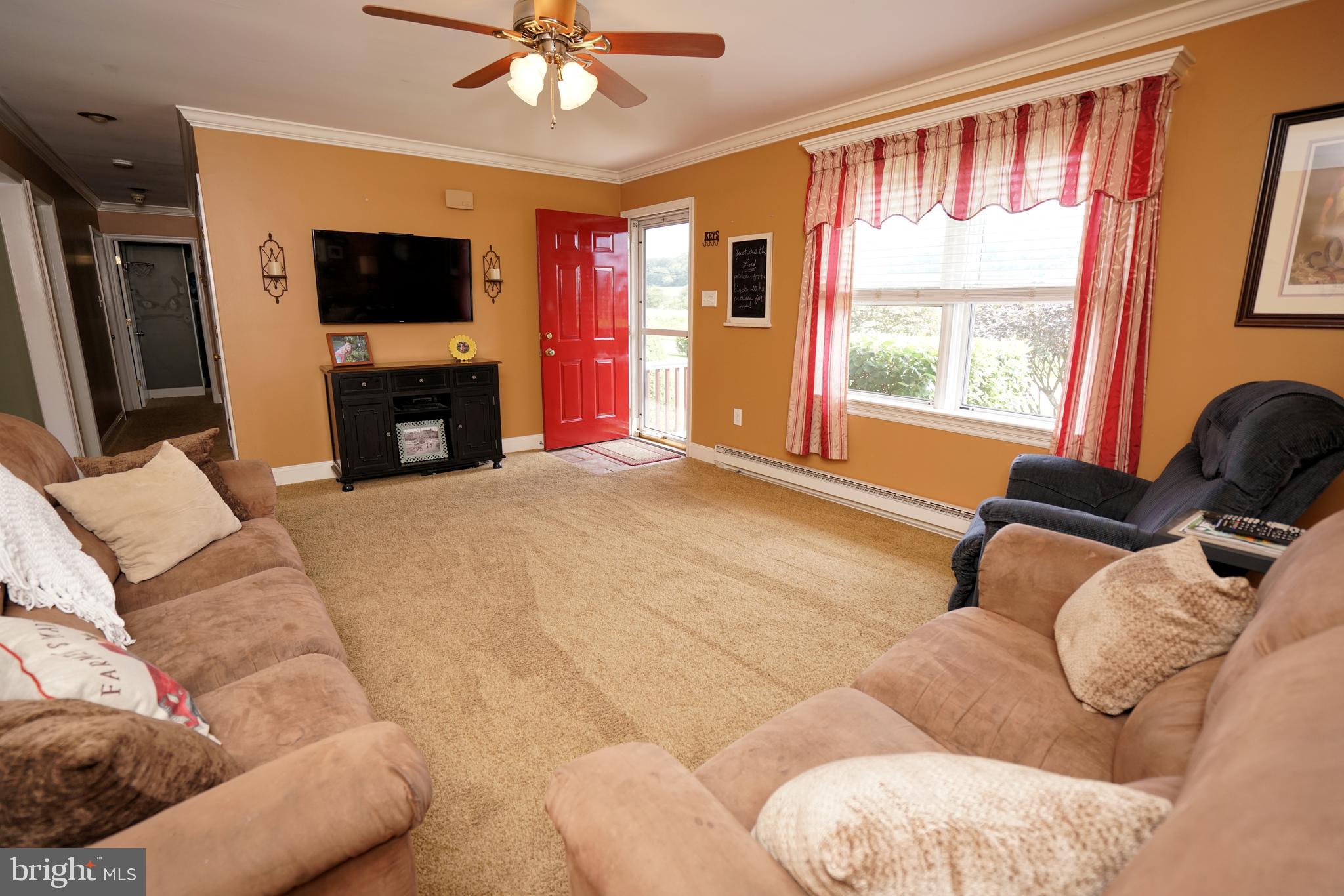 3275 Jacoby Road Coopersburg, PA 18036 - Photo 4 of 40 Living room