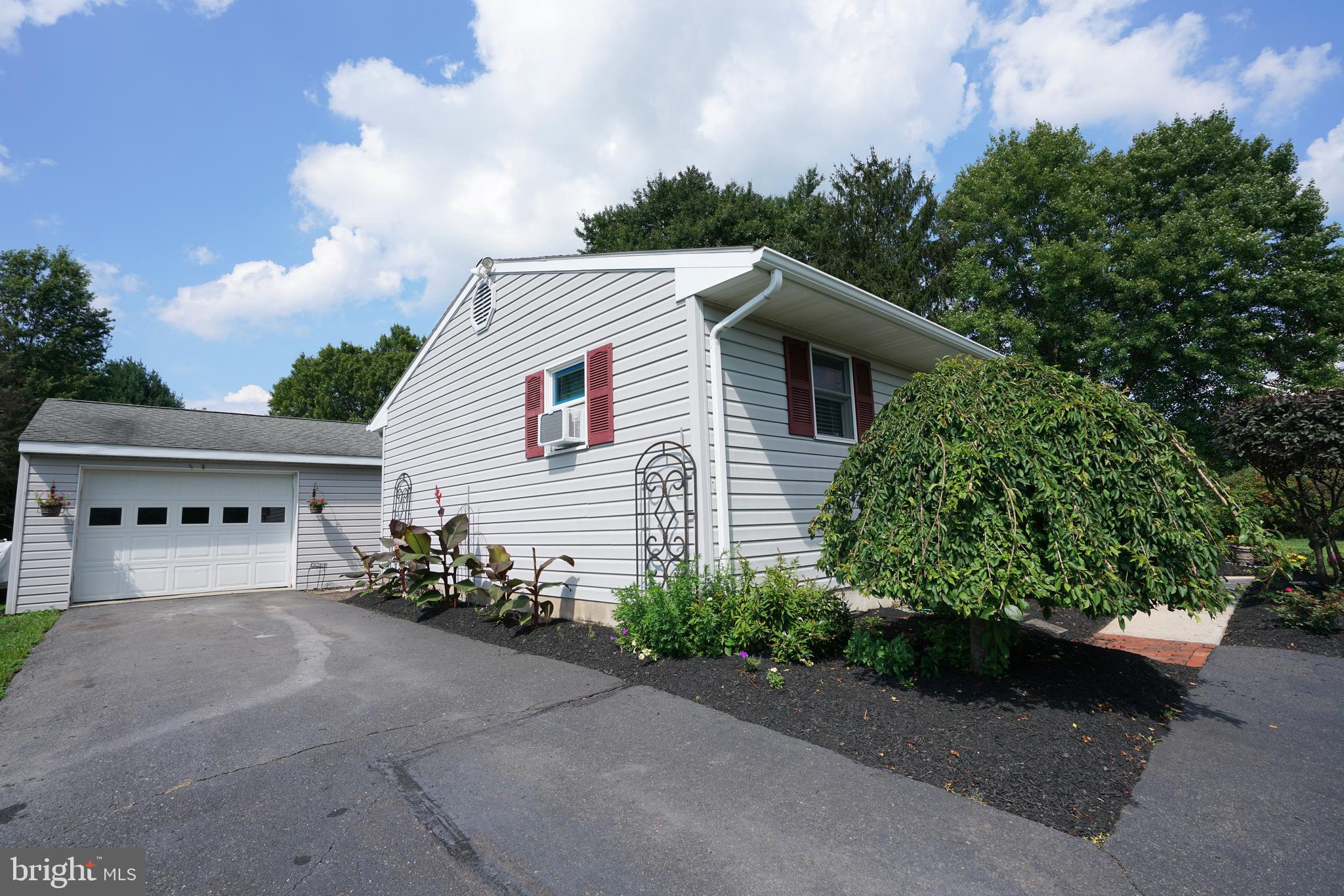 3275 Jacoby Road Coopersburg, PA 18036 - Photo 38 of 40 Tidy landscaping