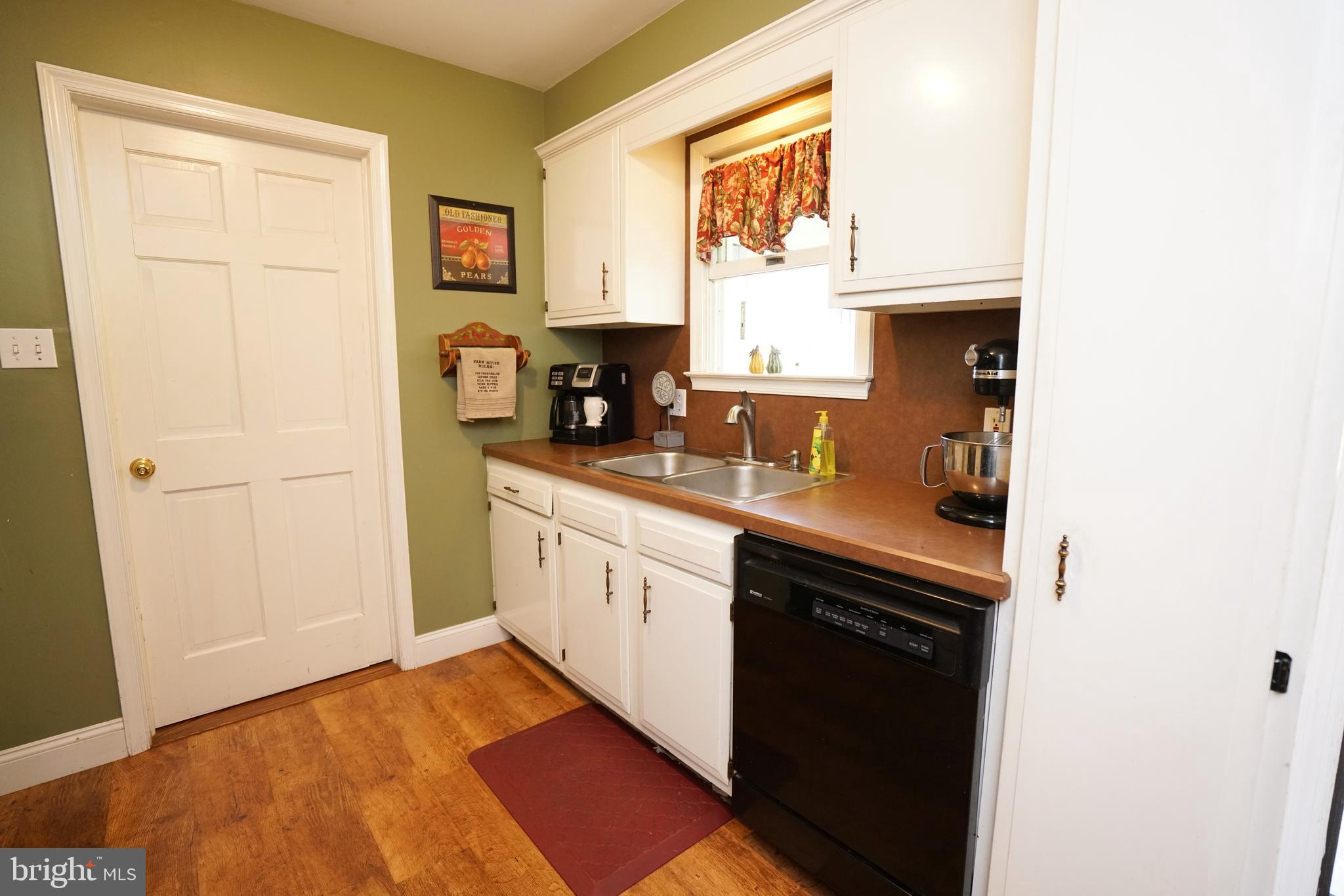 3275 Jacoby Road Coopersburg, PA 18036 - Photo 9 of 40 Kitchen - door to Master bath & bedroom