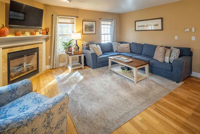 $529,900 | 20 Village Drive, Dover, NH 03820