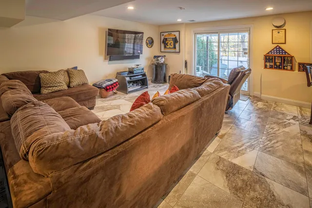 $529,900 | 20 Village Drive, Dover, NH 03820