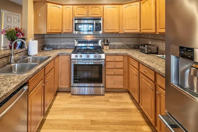 $529,900 | 20 Village Drive, Dover, NH 03820