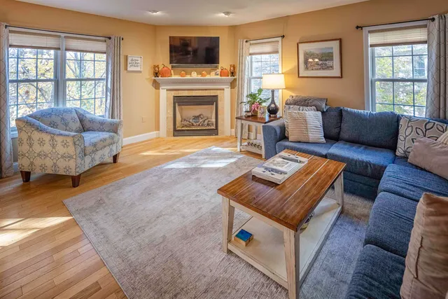 $529,900 | 20 Village Drive, Dover, NH 03820