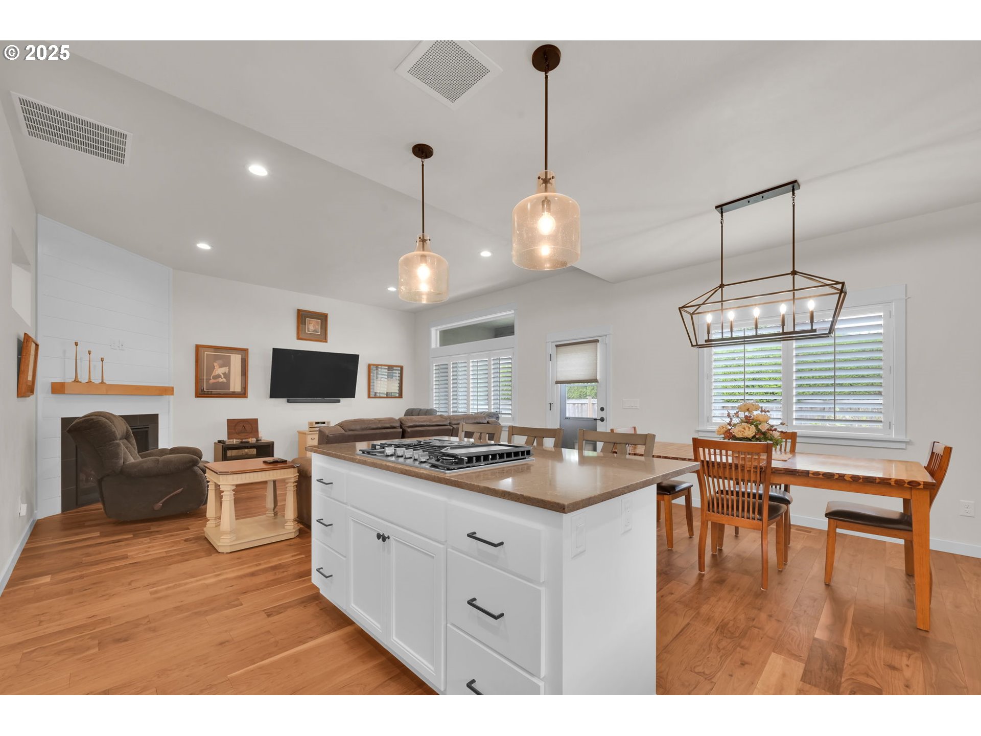 970 Lupine Street Springfield, OR 97477 - Photo 17 of 47 a kitchen with a stove and chairs