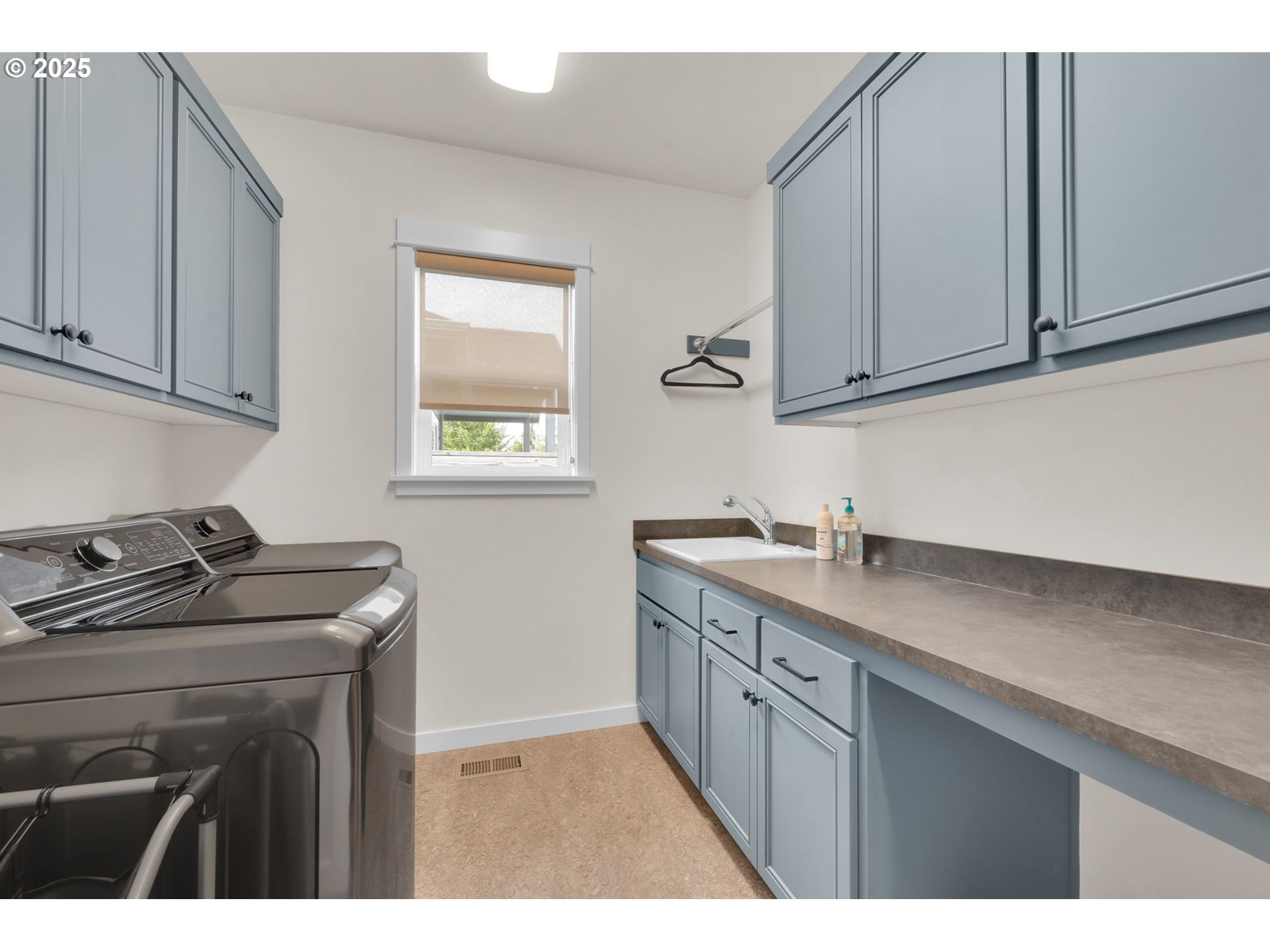 970 Lupine Street Springfield, OR 97477 - Photo 36 of 47 a kitchen with granite countertop a sink a stove and cabinets