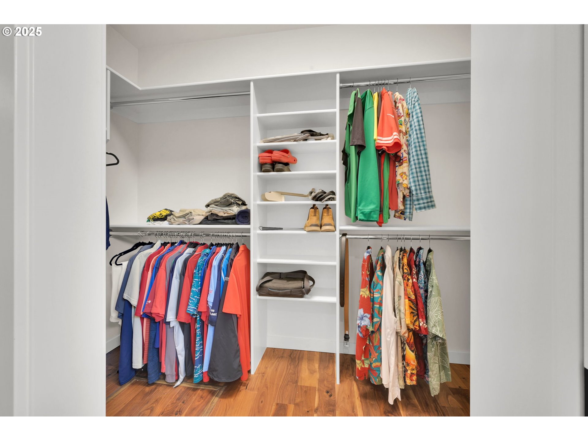 970 Lupine Street Springfield, OR 97477 - Photo 42 of 47 a bedroom with furniture and a book shelf
