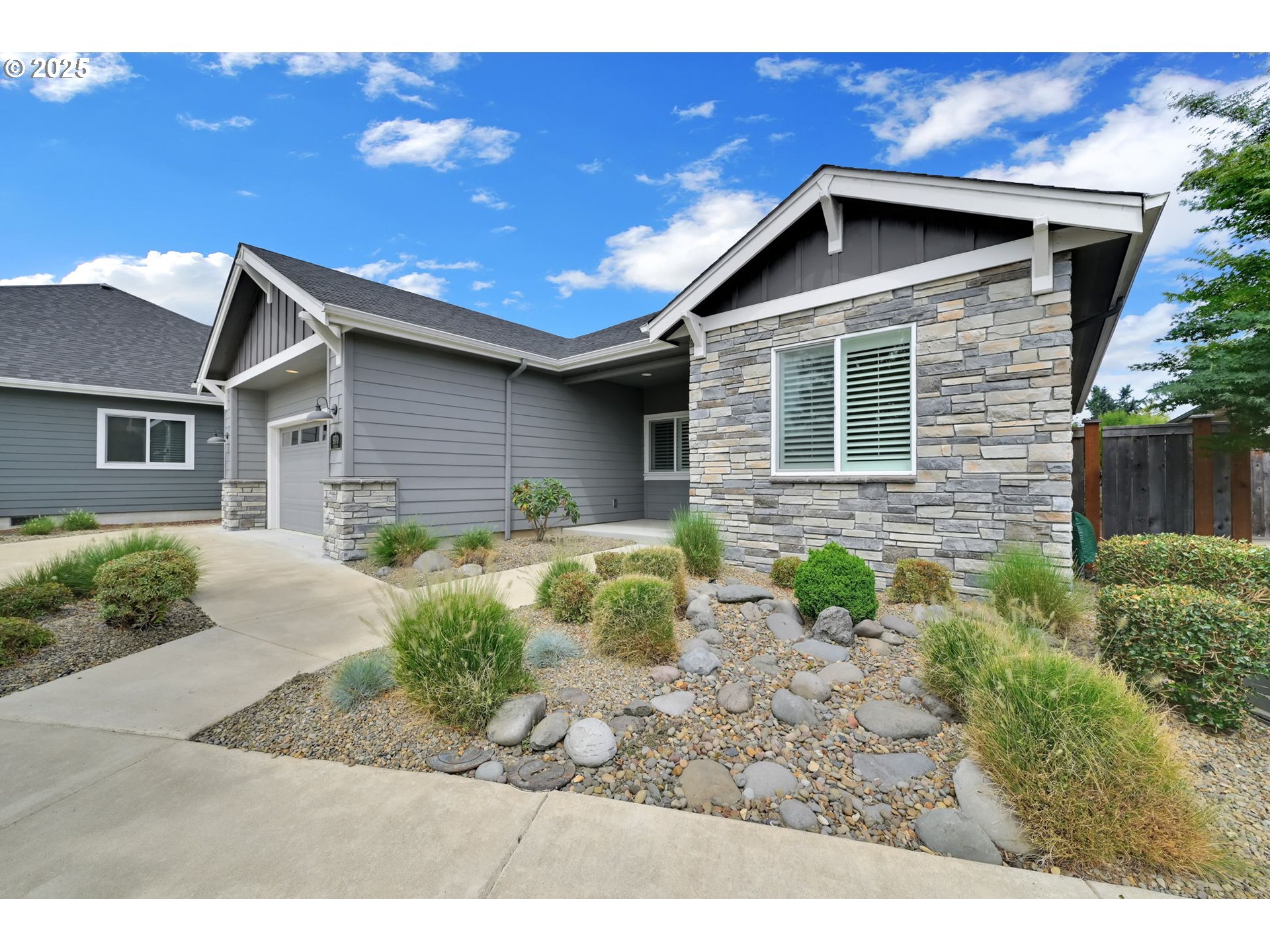 970 Lupine Street Springfield, OR 97477 - Photo 5 of 47 a front view of a house with garden