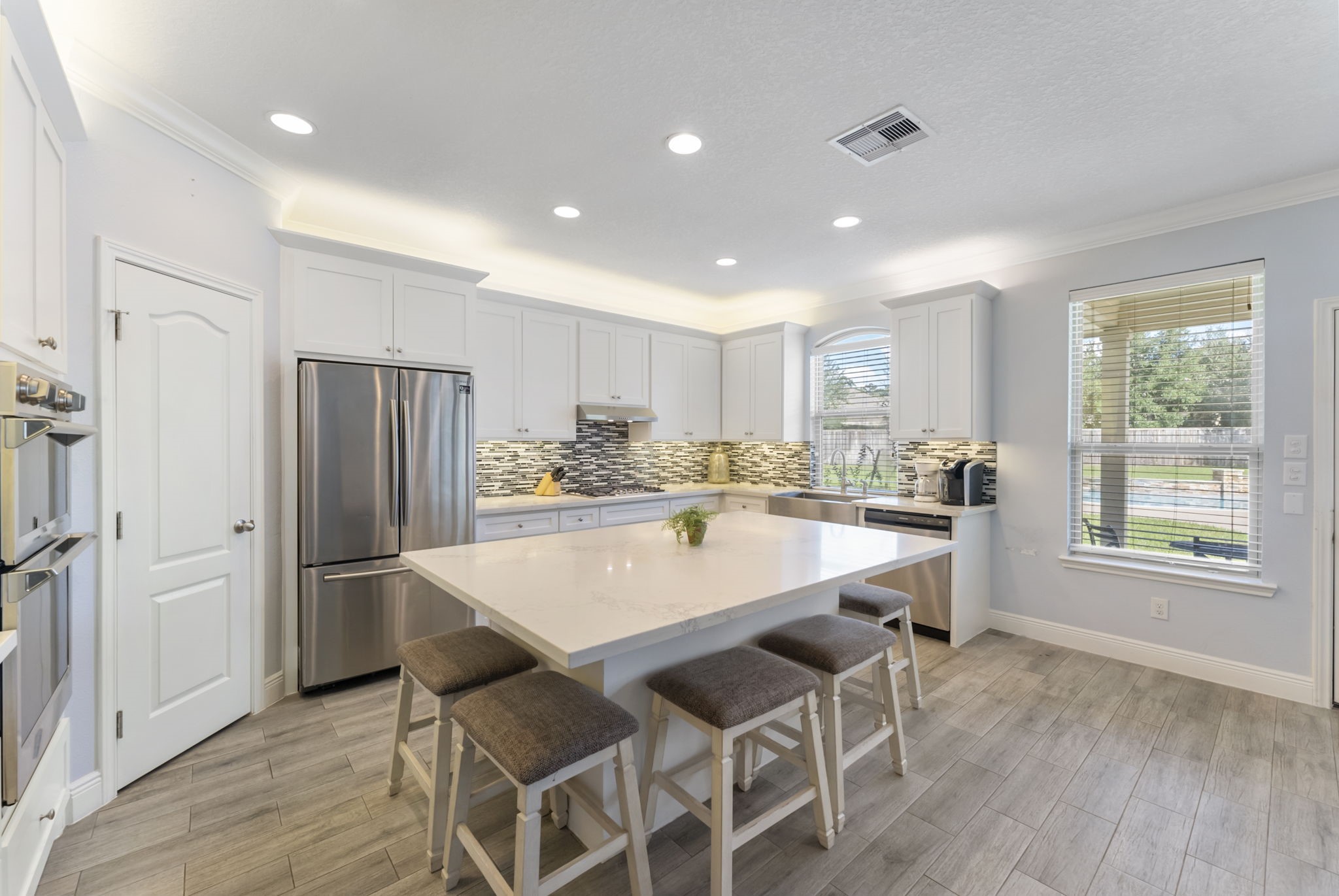 119 Wood Drake Place Tomball, TX 77375 - Photo 8 of 47 a large kitchen with a table and refrigerator