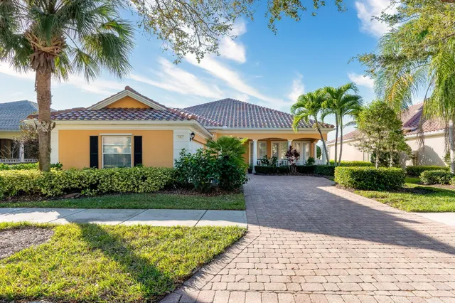 $899,999 | 7013 Leopardi Court, Naples, FL 34114