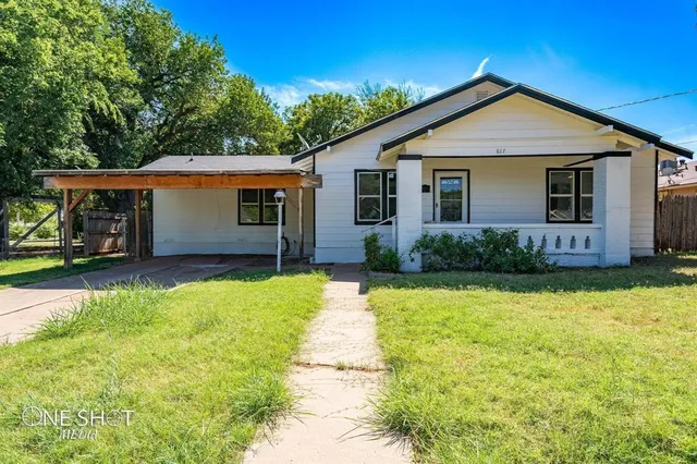 a view of a house with back yard