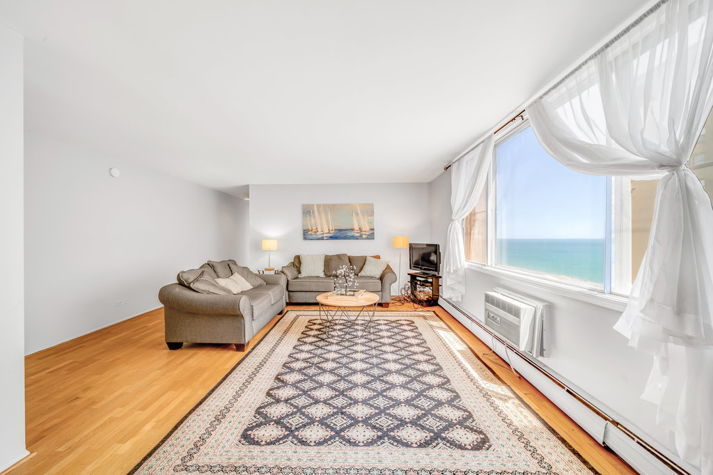 6325 North Sheridan Road, Unit 1903 Chicago, IL 60660 - Photo 3 of 20 a bedroom with furniture and a rug