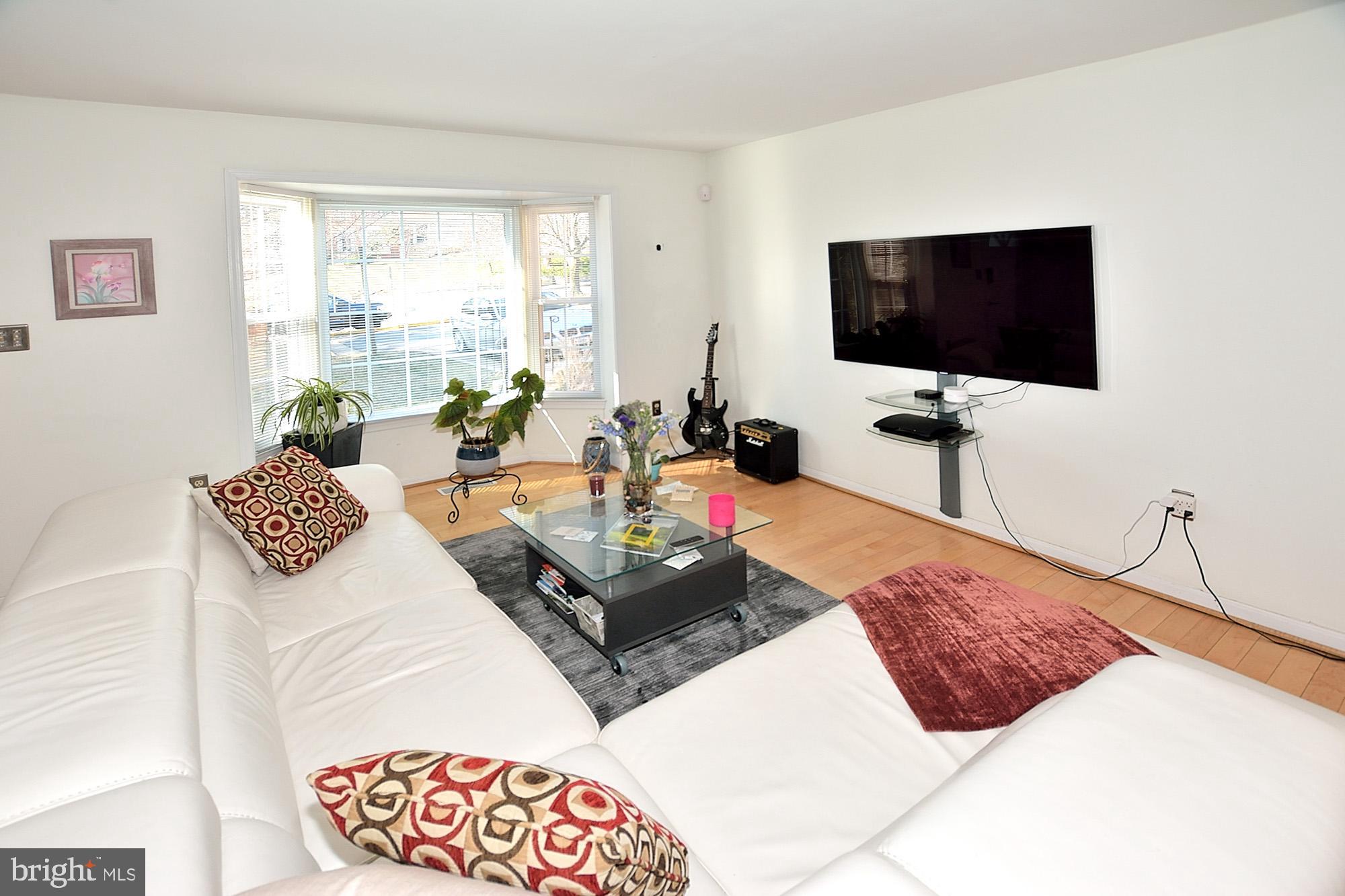 2228 McLean Park Road Falls Church, VA 22043 - Photo 3 of 36 LIVING ROOM