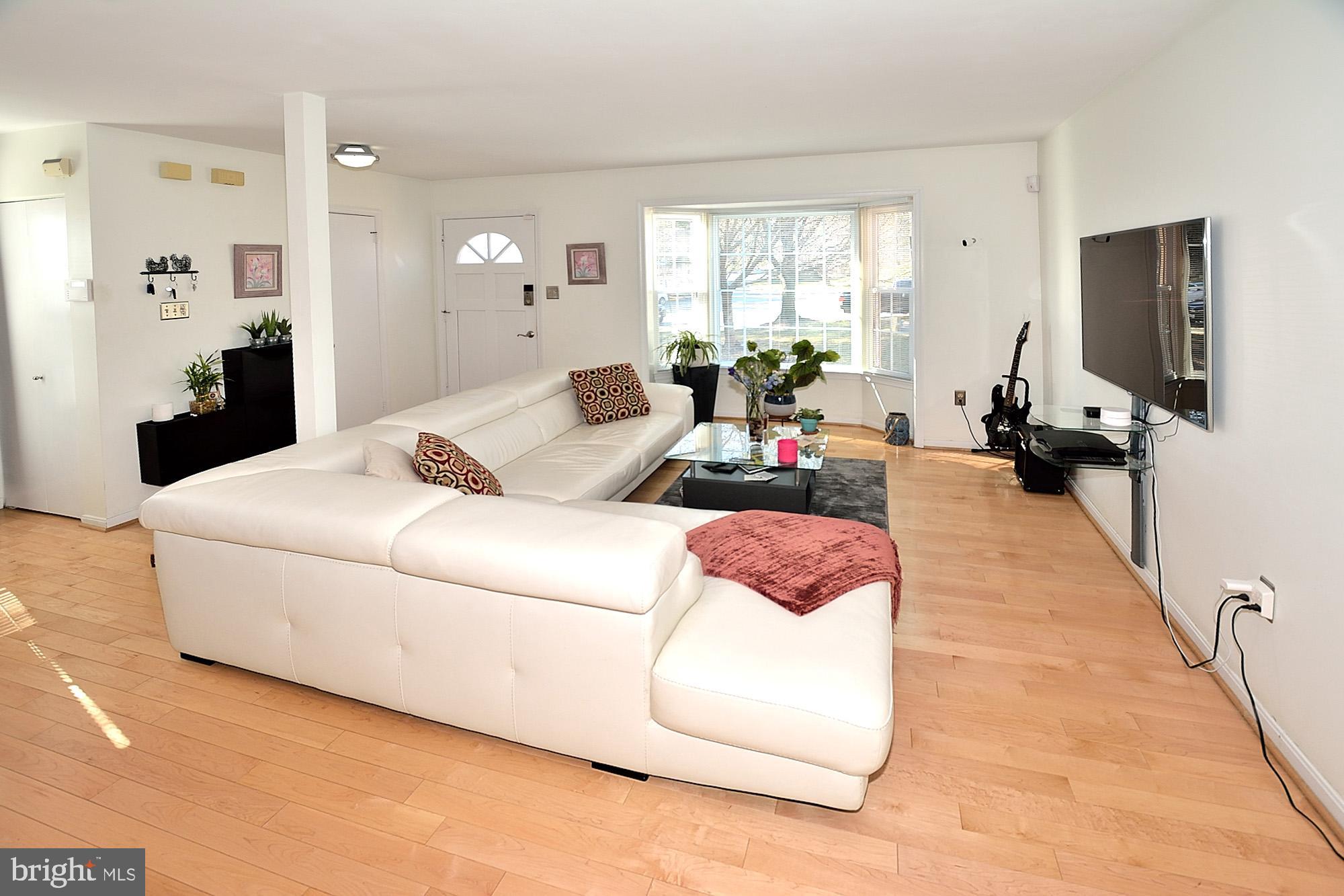2228 McLean Park Road Falls Church, VA 22043 - Photo 5 of 36 LIVING ROOM