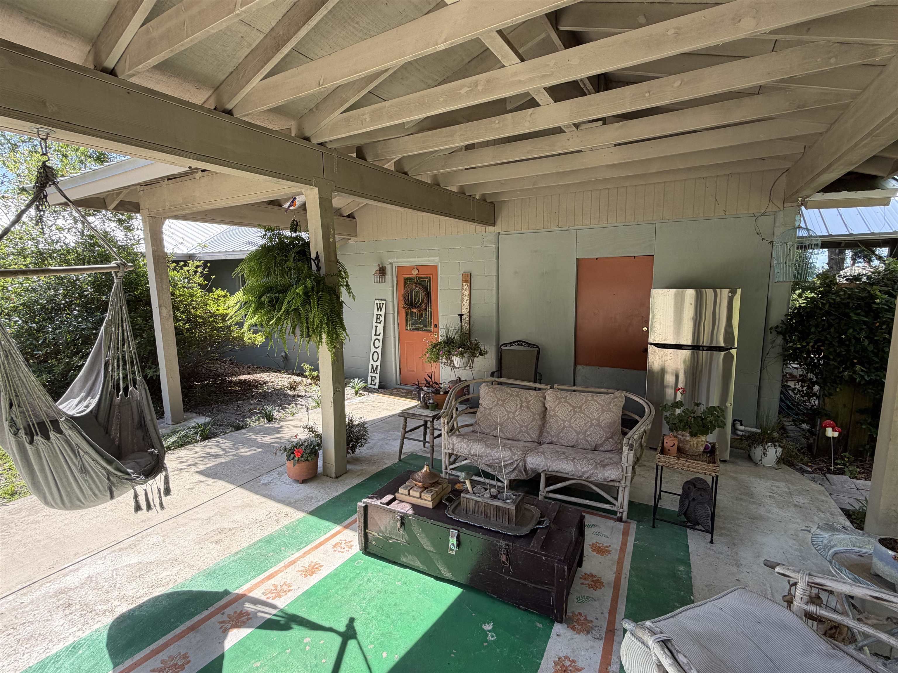 323 Sisco Road Pomona Park, FL 32181 - Photo 5 of 31 a living room with patio furniture