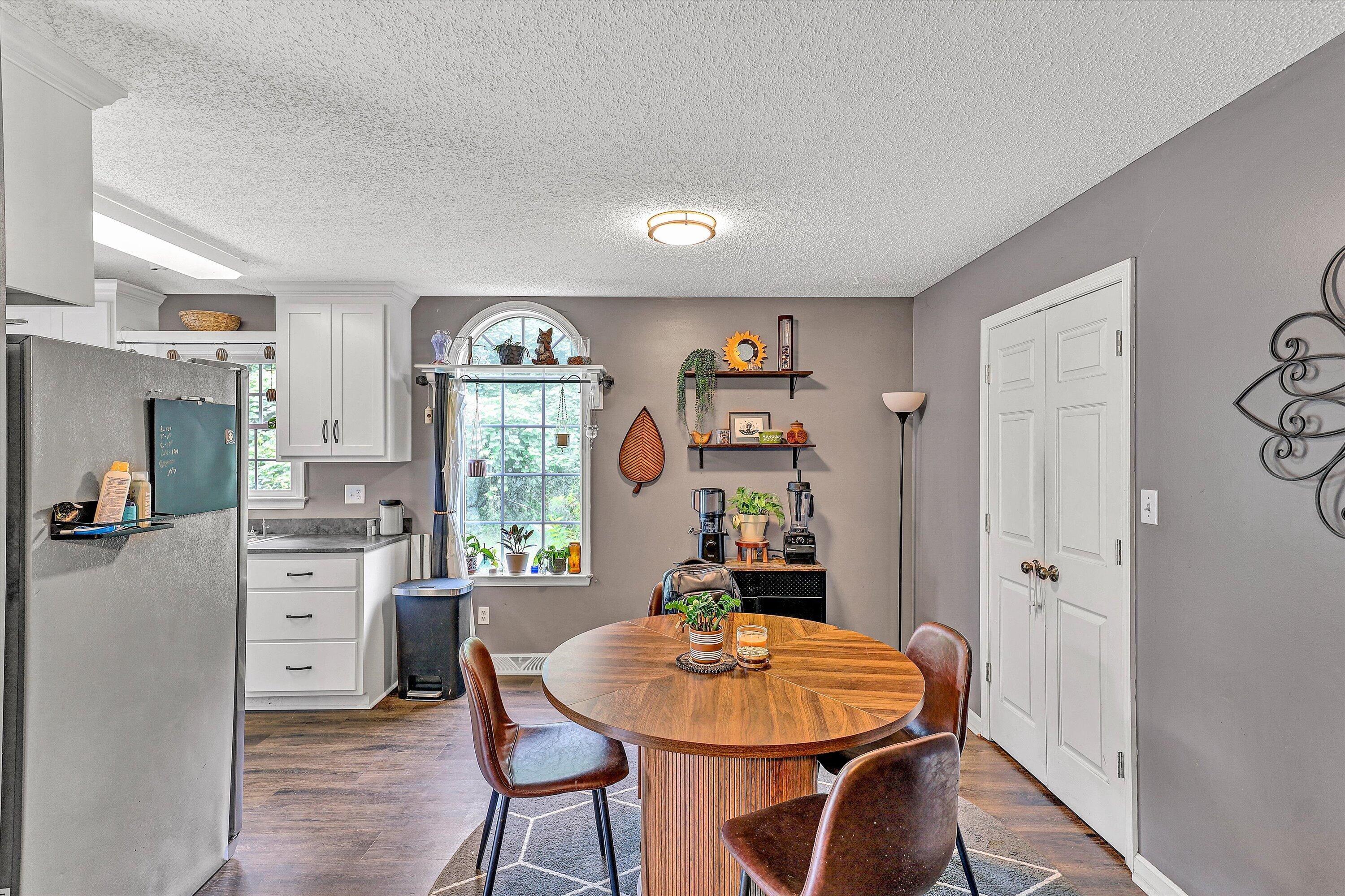 123 Pebble Road Martinsville, VA 24112 - Photo 5 of 32 Dining Area