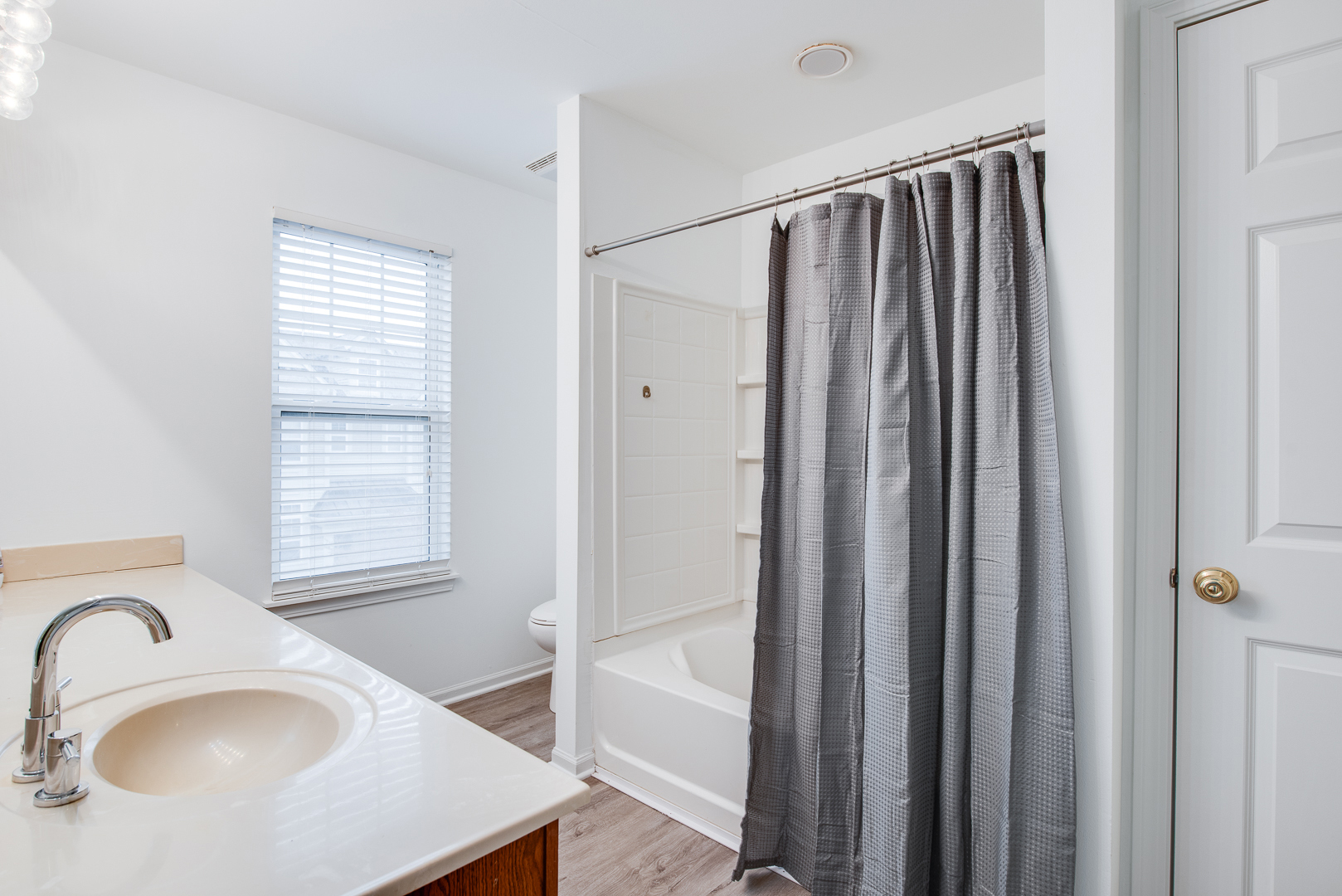 401 North Commerce Street, Unit 401 Aurora, IL 60504 - Photo 5 of 20 a bathroom with a sink a mirror and a bathtub