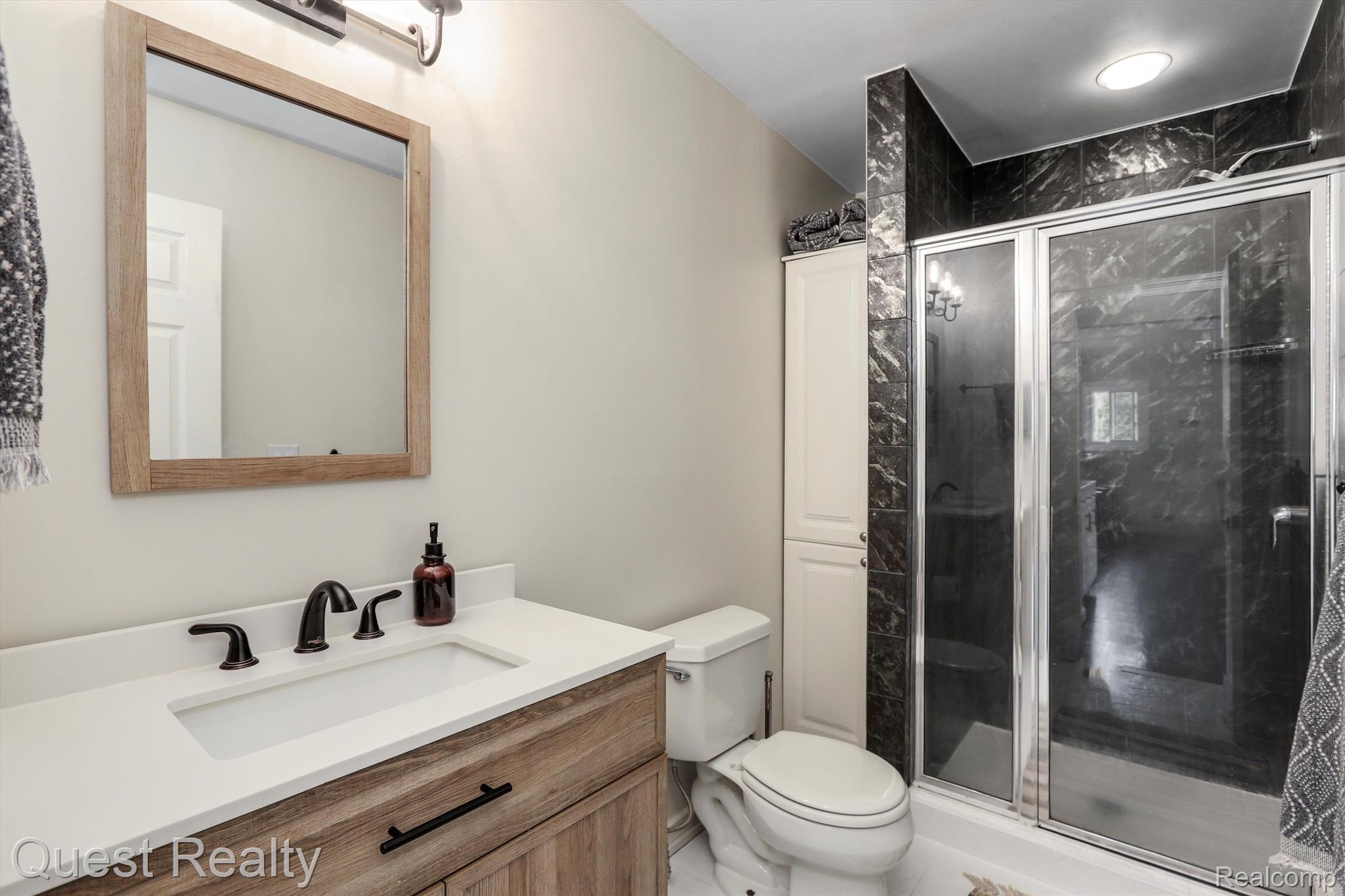 1850 Cambridge Road Berkley, MI 48072 - Photo 22 of 42 2nd updated full bath