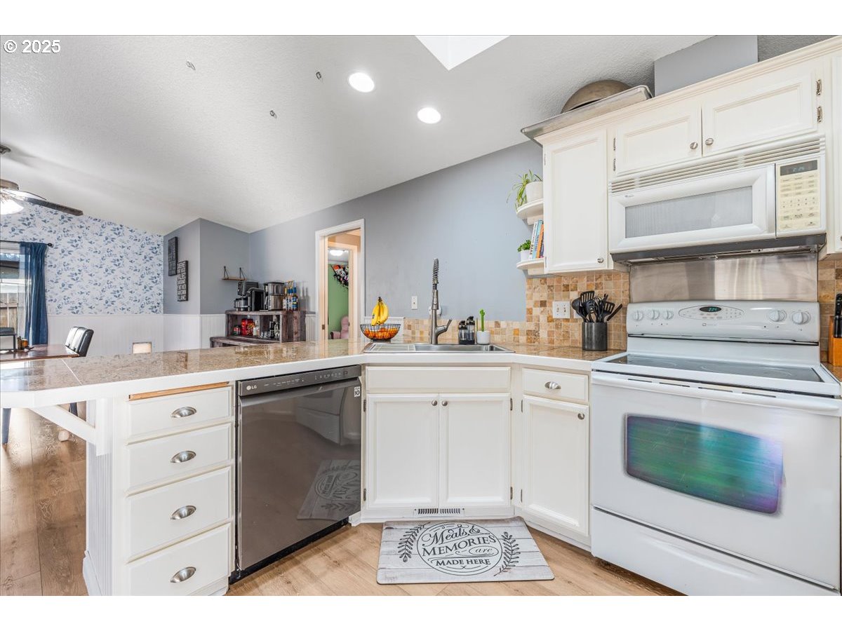 504 Southeast 11th Way Battle Ground, WA 98604 - Photo 11 of 27 Kitchen
