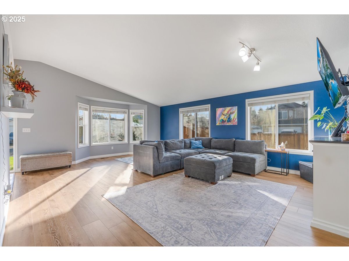 504 Southeast 11th Way Battle Ground, WA 98604 - Photo 5 of 27 Living Room