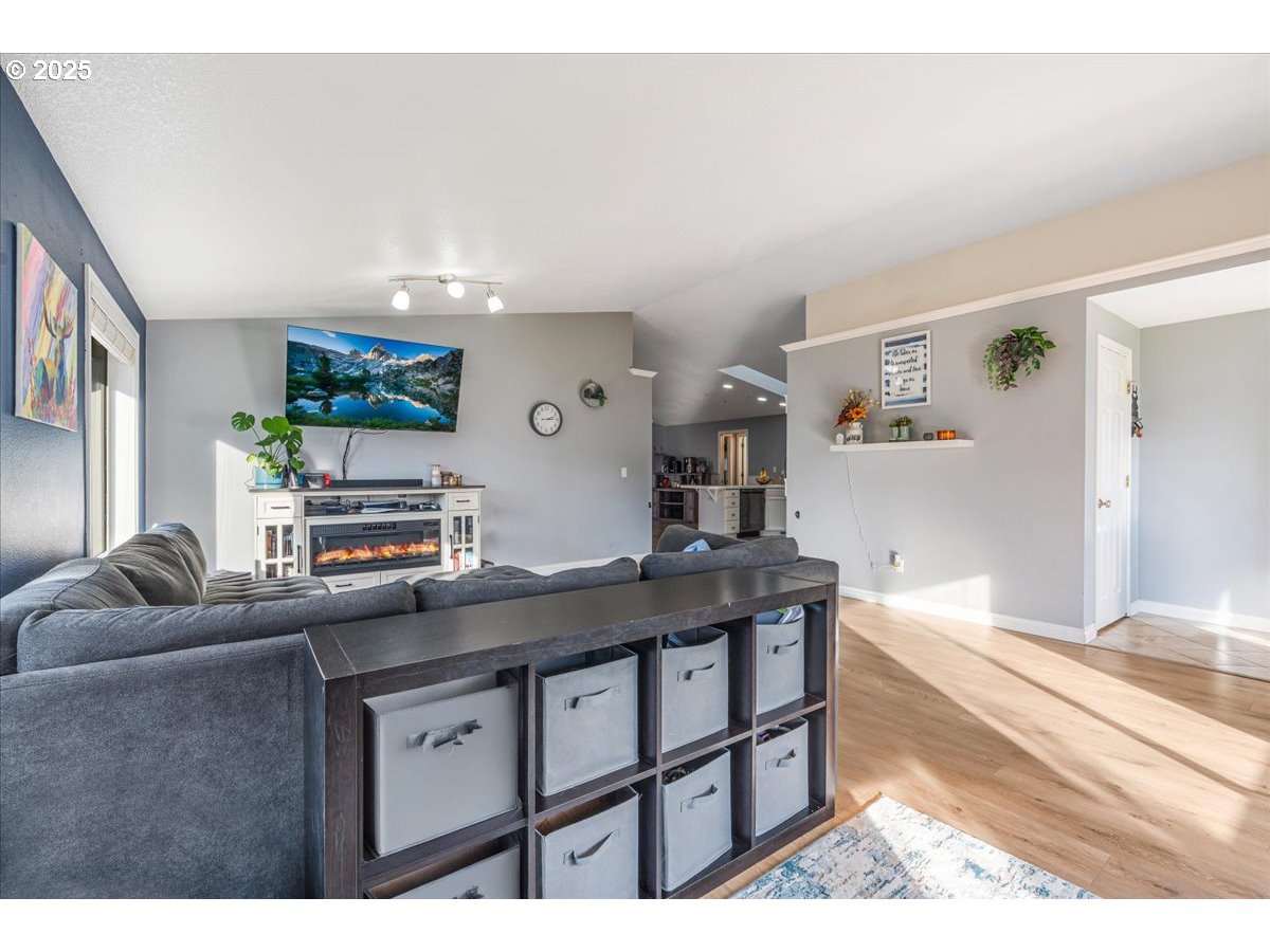 504 Southeast 11th Way Battle Ground, WA 98604 - Photo 7 of 27 Living Room/Entrance