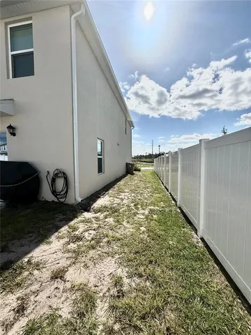 a view of a back yard