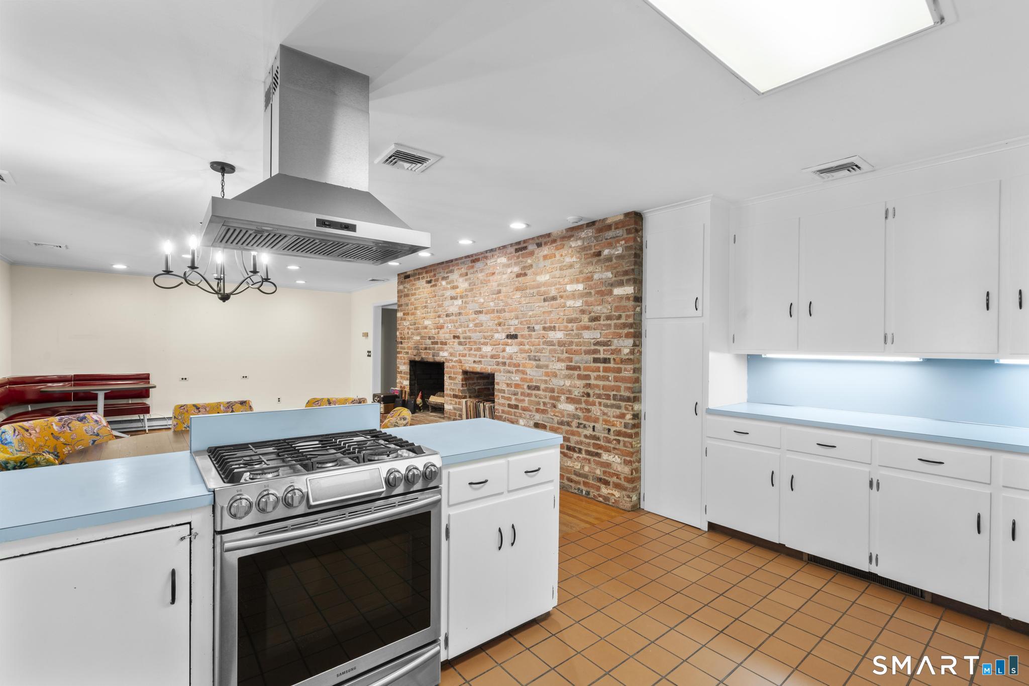 1140 Johnson Road Woodbridge, CT 06525 - Photo 5 of 33