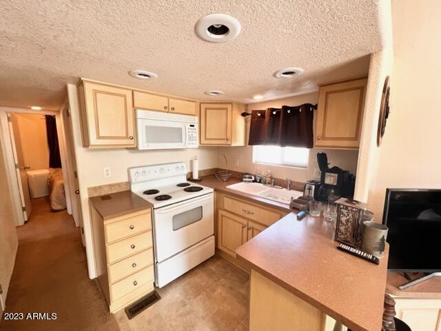 17550 South Munds Ranch Road, Unit 323 Munds Park, AZ 86017 - Photo 6 of 26 kitchen