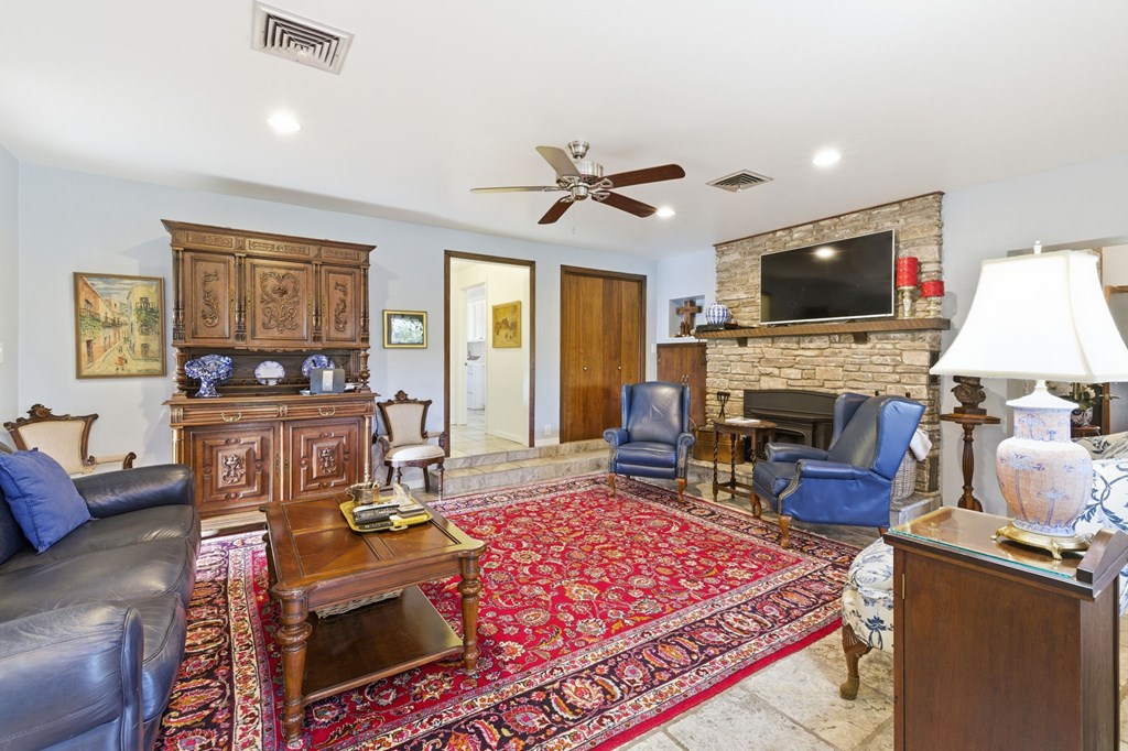 125 West Mauk Road Ingram, TX 78025 - Photo 21 of 45 Casual living area