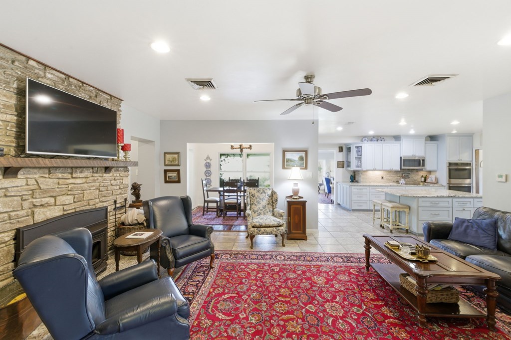 125 West Mauk Road Ingram, TX 78025 - Photo 22 of 45 Casual living area connected to kitchen