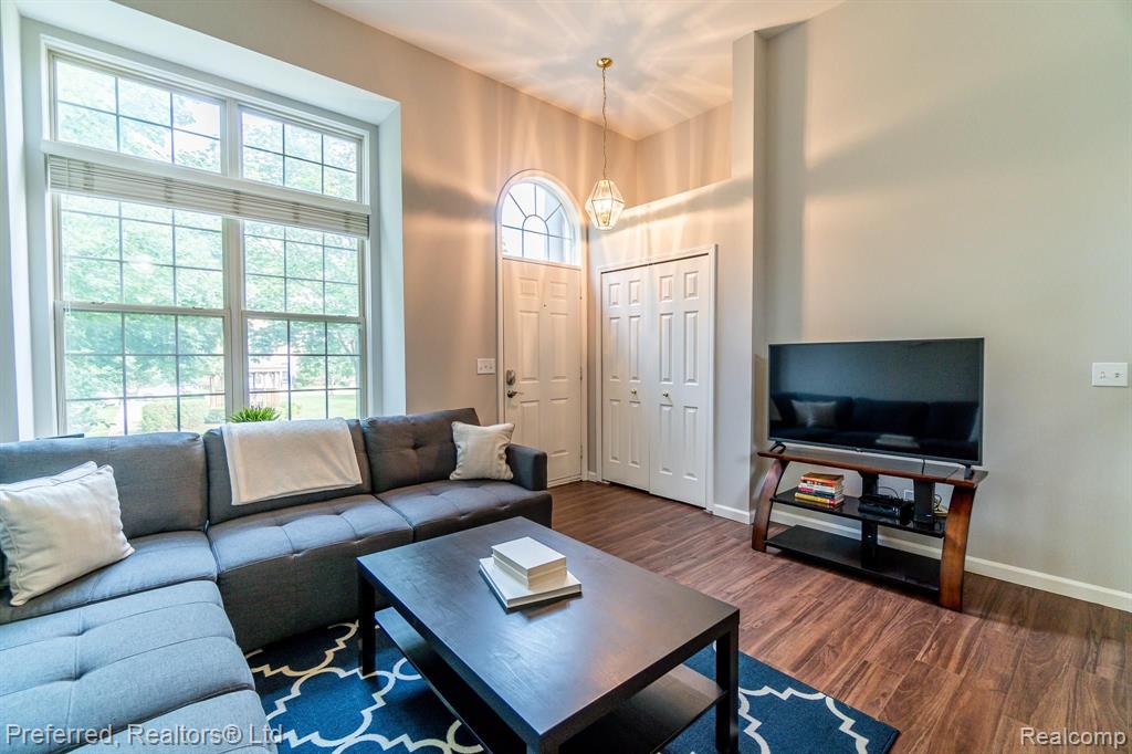 16928 Farmington Road Livonia, MI 48154 - Photo 2 of 28