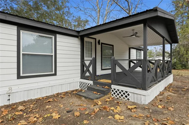 a view of entryway with a bench