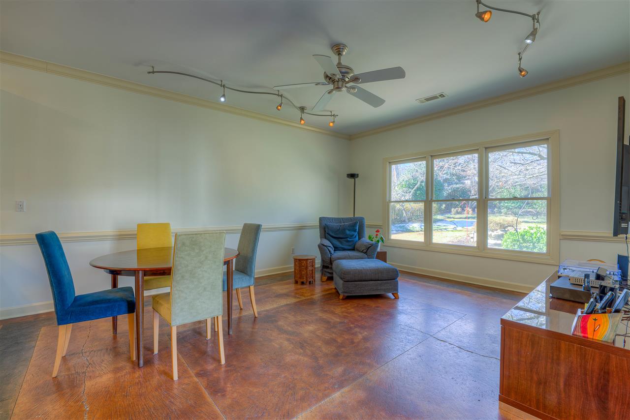 35 West Carlos Road Memphis, TN 38117 - Photo 11 of 24 Super functional space with room for breakfast table and casual family room.
