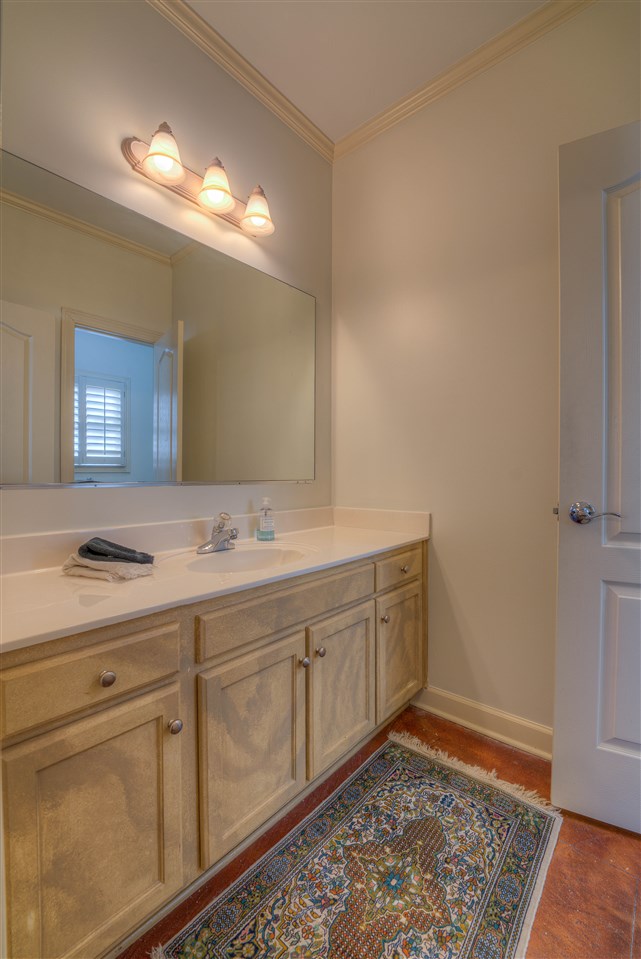 35 West Carlos Road Memphis, TN 38117 - Photo 14 of 24 Jack and Jill bathroom for the downstairs bedrooms.