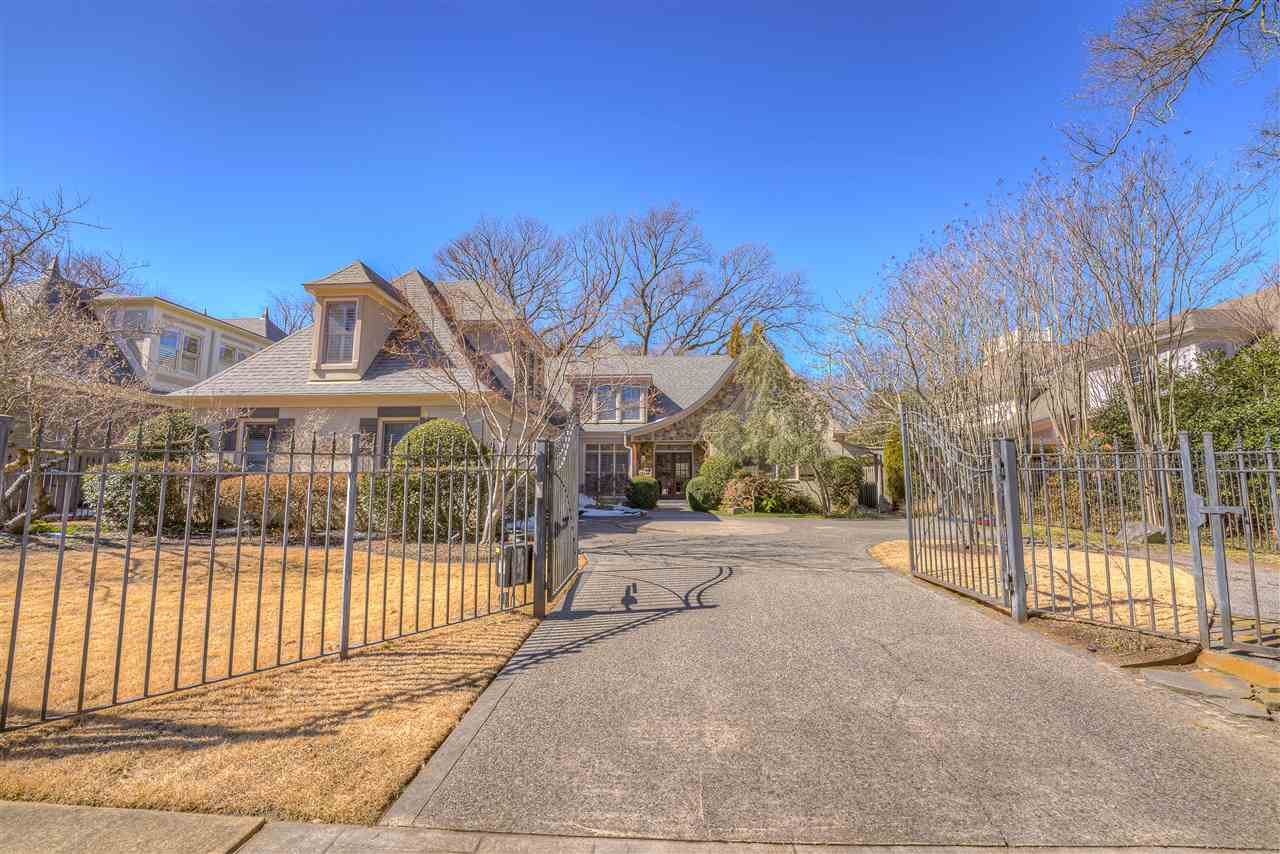 35 West Carlos Road Memphis, TN 38117 - Photo 24 of 24 Beautifully landscaped front is secure with gated parking.