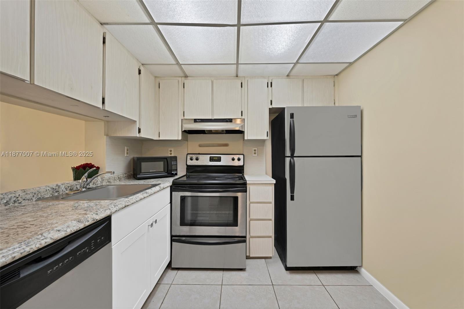 1673 Bay Road, Unit 403 Miami Beach, FL 33139 - Photo 7 of 22 Gallery Image 7
