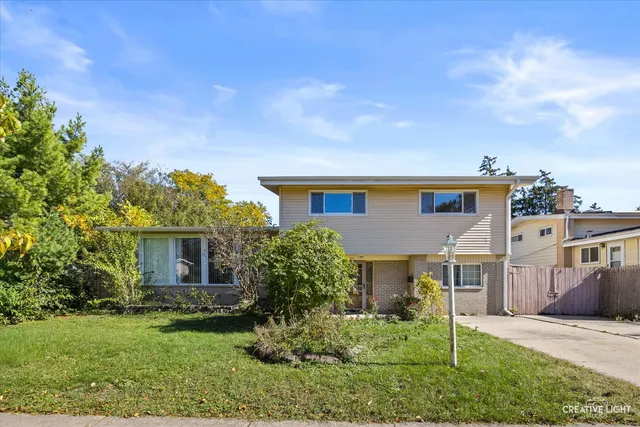 a view of house with a yard