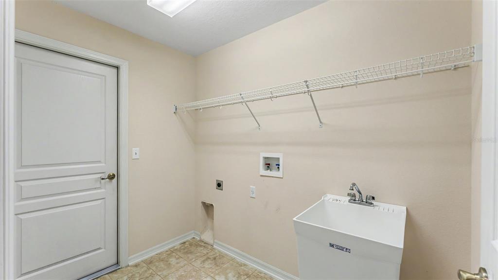 8525 North Campbell Road Lakeland, FL 33810 - Photo 26 of 45 a bathroom with a sink and vanity