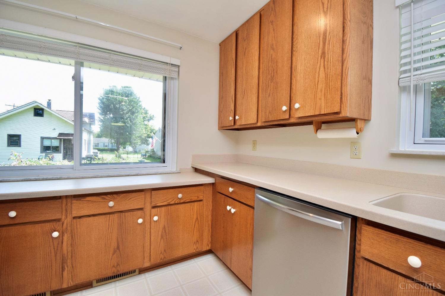 3137 Compton Road Cincinnati, OH 45251 - Photo 12 of 37