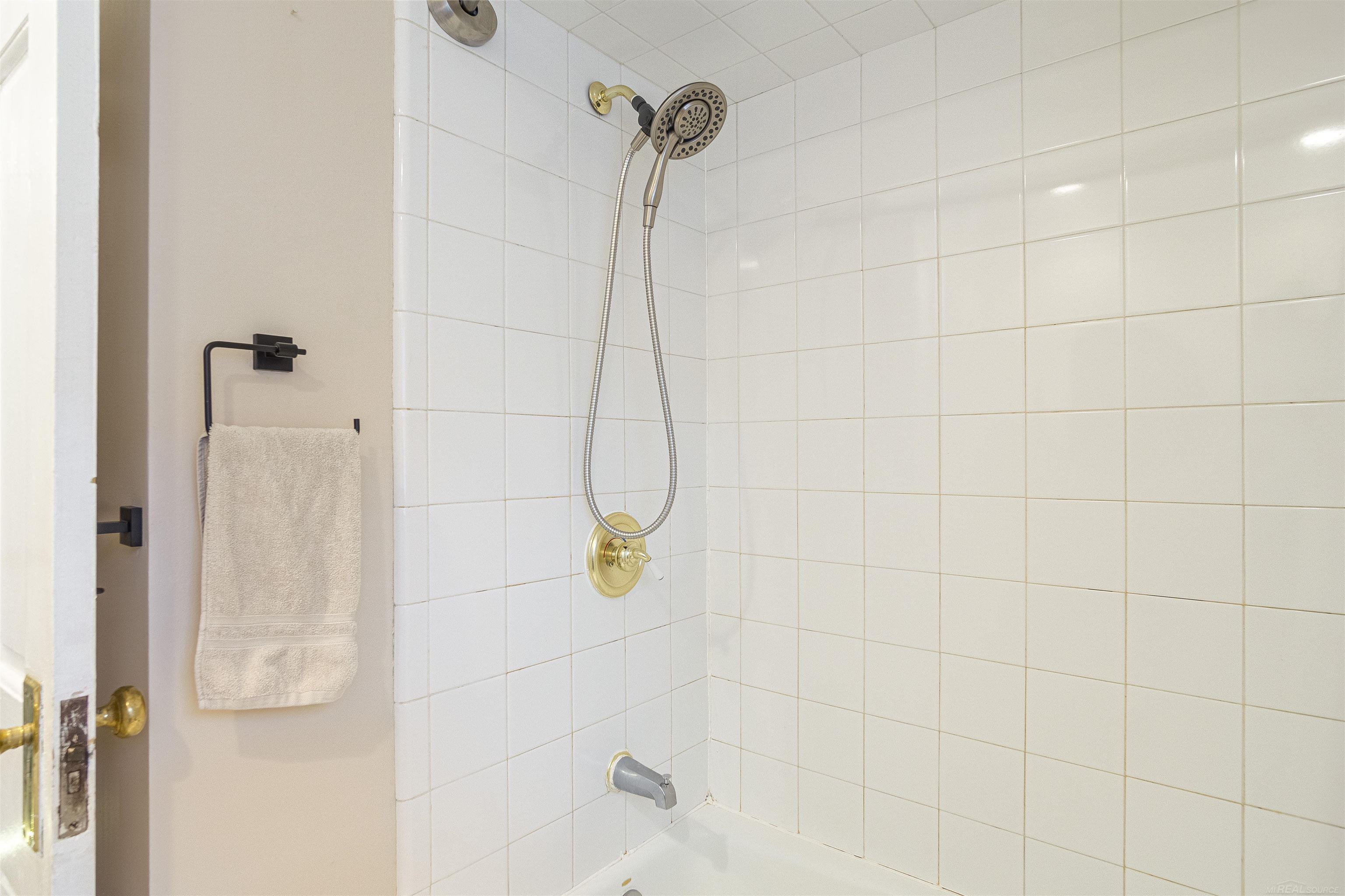 1644 Severn Road Grosse Pointe Woods, MI 48236 - Photo 33 of 45