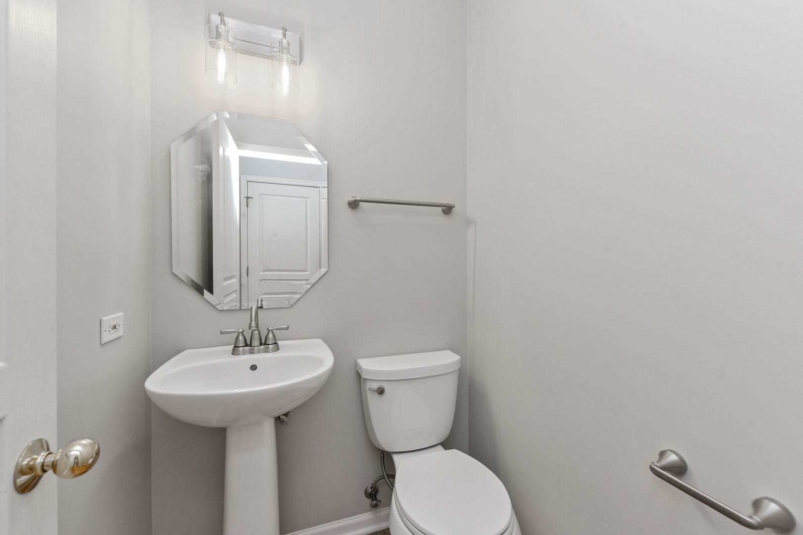 3142 Bromley Lane Aurora, IL 60502 - Photo 7 of 15 a bathroom with a toilet sink and mirror