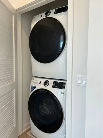 a close up view of a washer and dryer