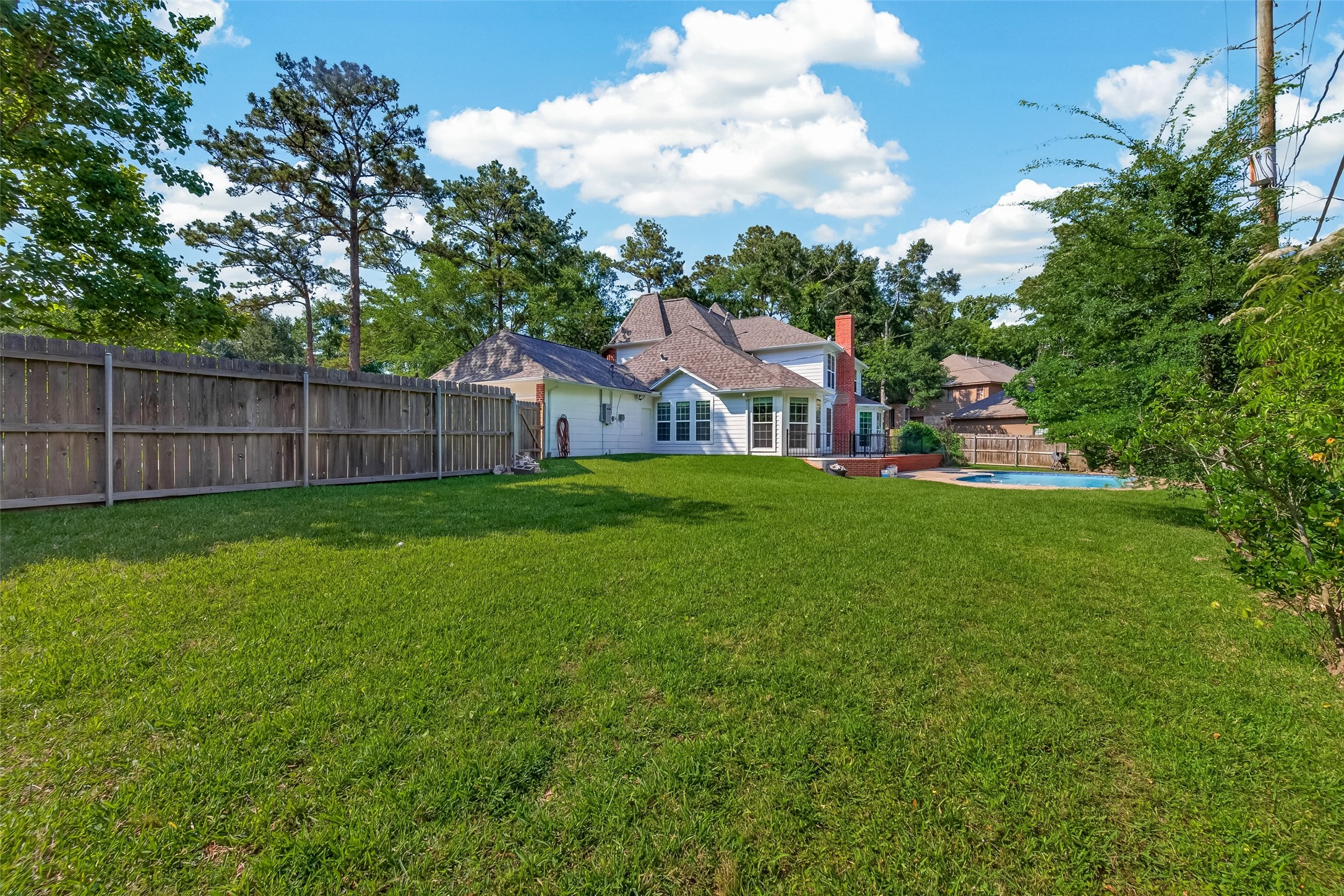 6131 Hampton Way Court Spring, TX 77389 - Photo 44 of 50 a view of a house with a yard and sitting area