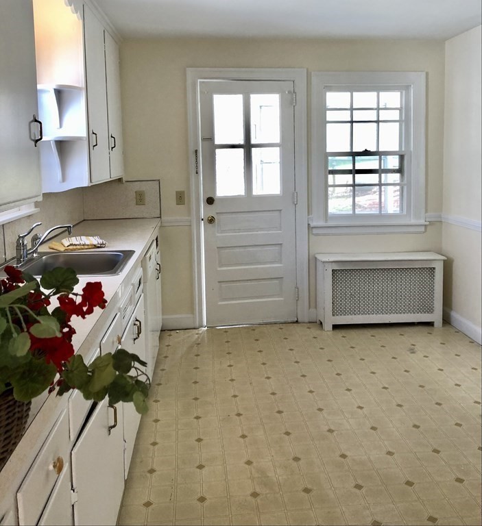 229 Emerson Street Springfield, MA 01118 - Photo 9 of 22