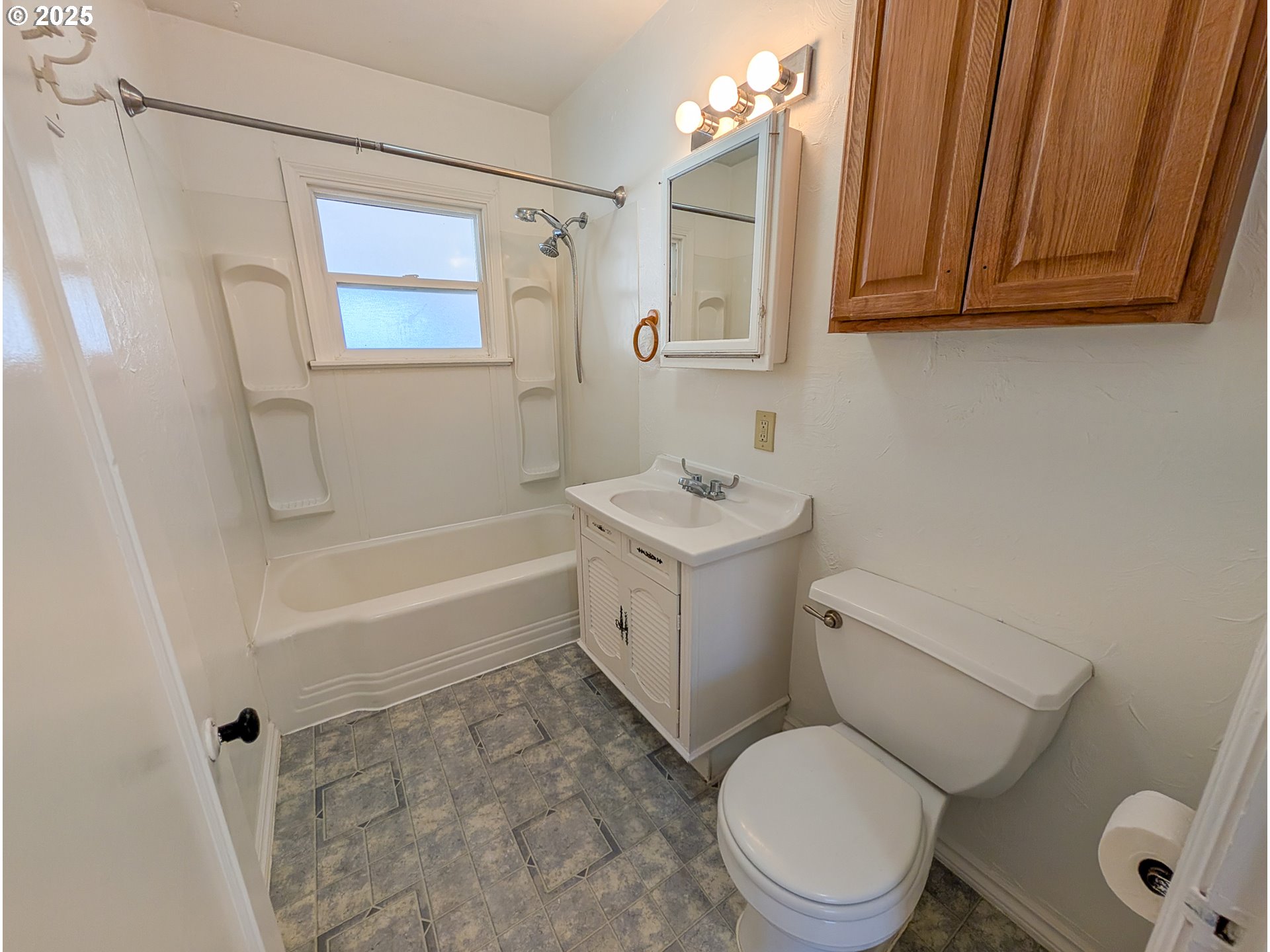 901 2nd Street La Grande, OR 97850 - Photo 8 of 19 a bathroom with a toilet a sink and bathtub
