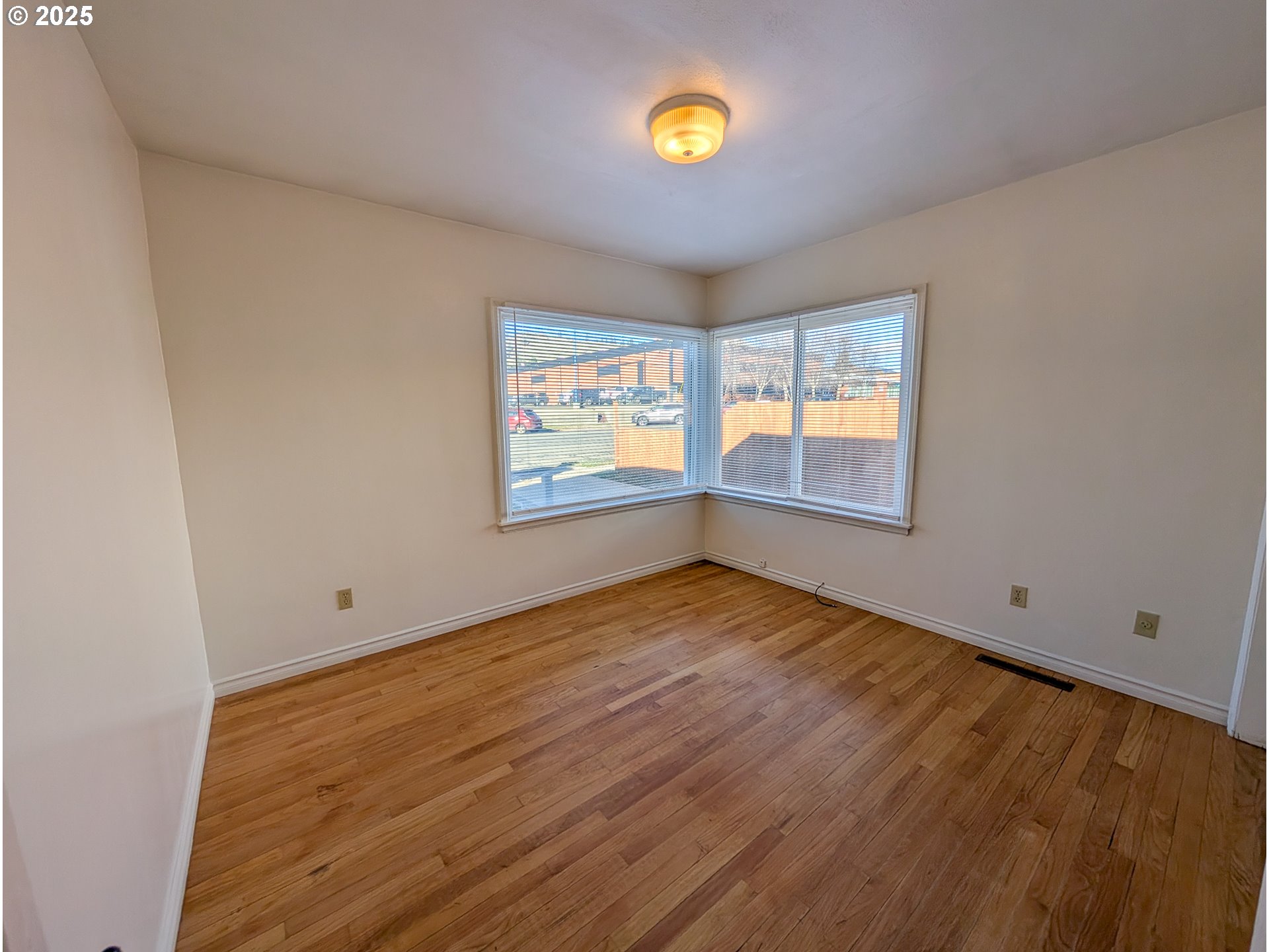 901 2nd Street La Grande, OR 97850 - Photo 10 of 19 an empty room with windows