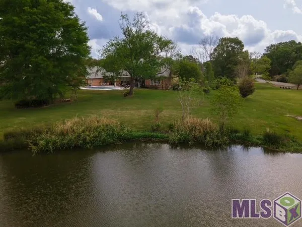 $989,000 | 5042 Thompson Cove Drive, St. Francisville, LA 70775