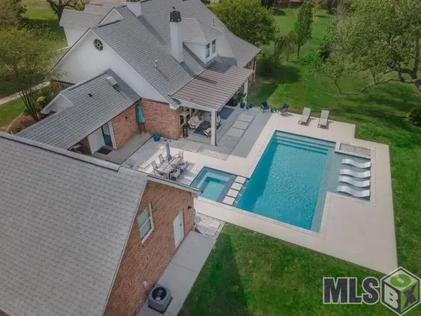 $989,000 | 5042 Thompson Cove Drive, St. Francisville, LA 70775