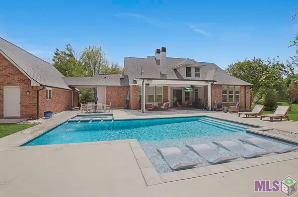 $989,000 | 5042 Thompson Cove Drive, St. Francisville, LA 70775